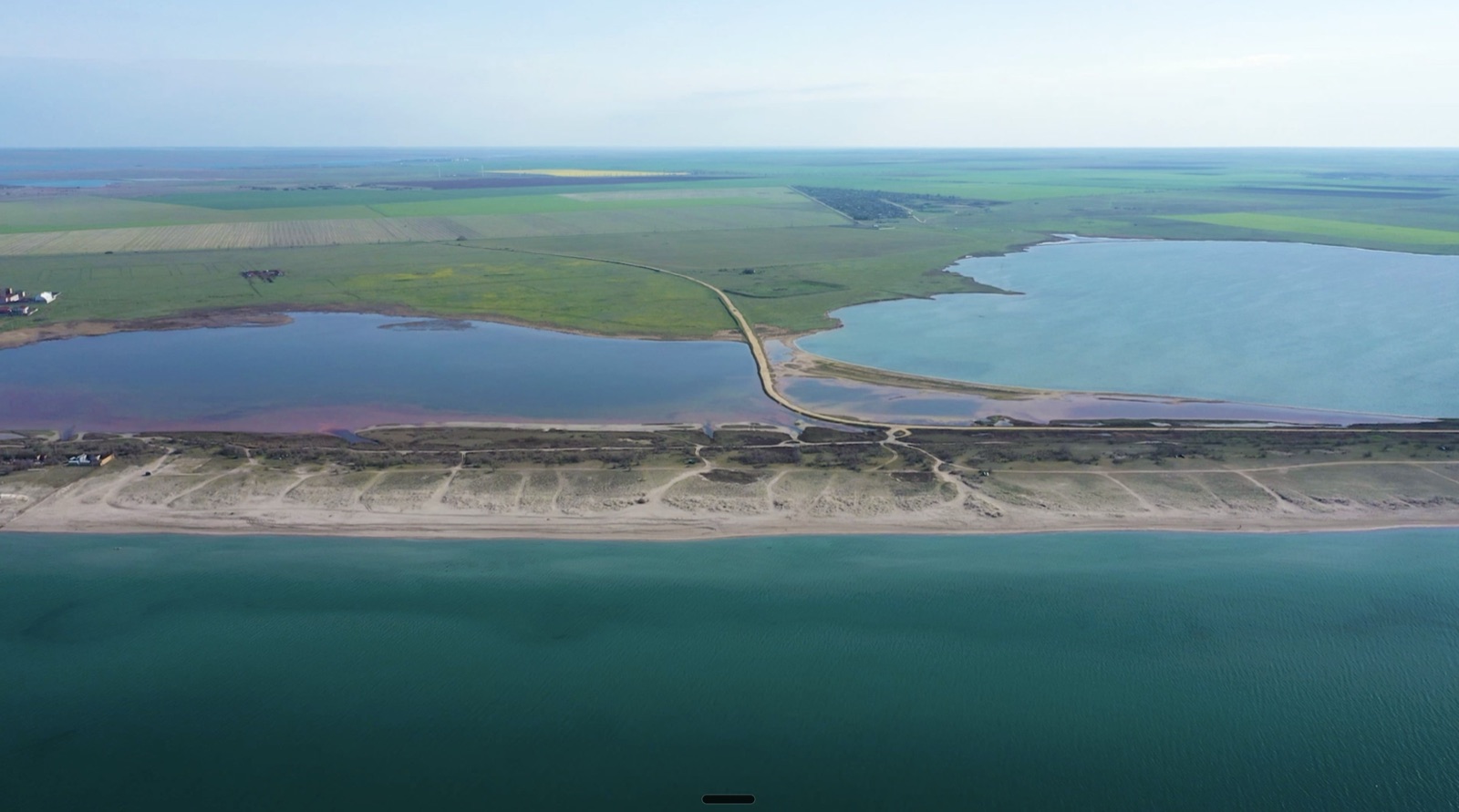 Озеро Ойбурское с&nbsp;высоты птичьего полёта&nbsp;- солёный водоём, отделённый от&nbsp;Чёрного моря песчаной косой, западный Крым