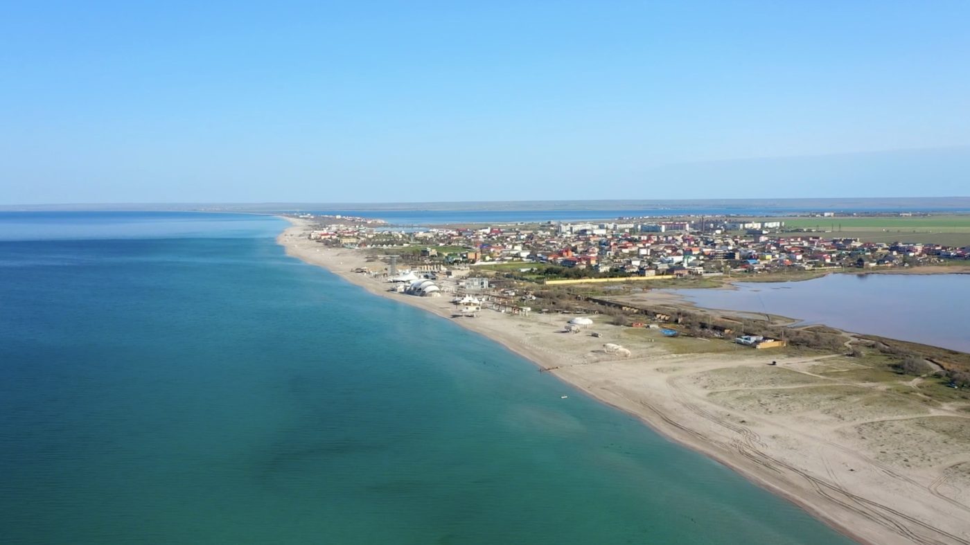 Побережье западного Крыма с&nbsp;высоты - посёлок у&nbsp;моря, песчаный пляж и&nbsp;солёное озеро