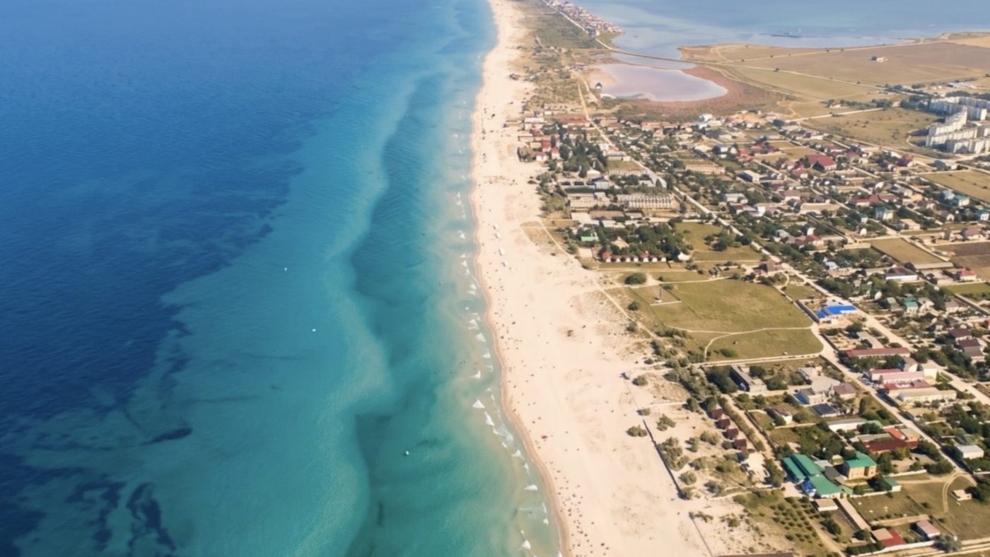 Широкие песчаные пляжи курортного посёлка Штормовое в&nbsp;Крыму, вид с&nbsp;дрона